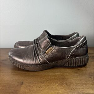Clarks Magnolia Faye SZ 9.5 Bronze Metallic Slouch Slip On Walking Shoes Shootie